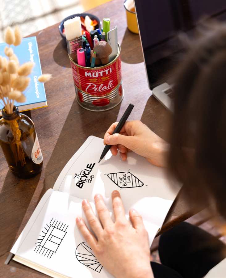 Croquis de logo — identité visuelle