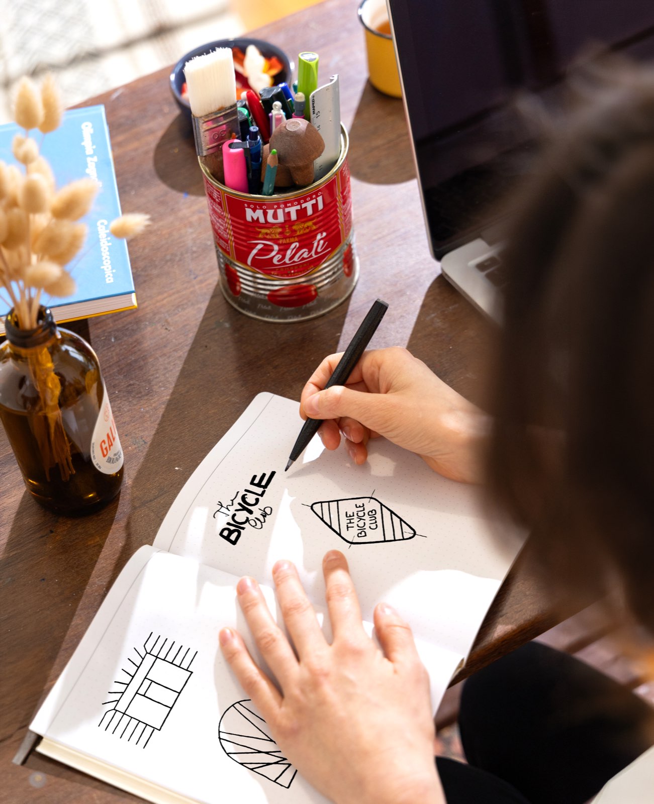 Croquis de logo — identité visuelle